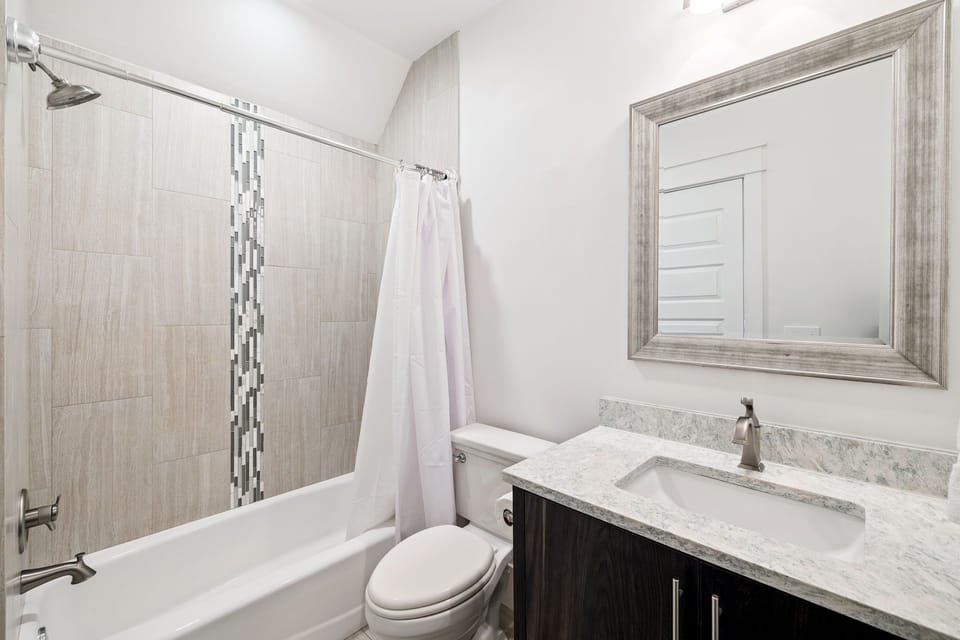 Queen Guest En-Suite - Single Vanity + Shower/Tub Combo