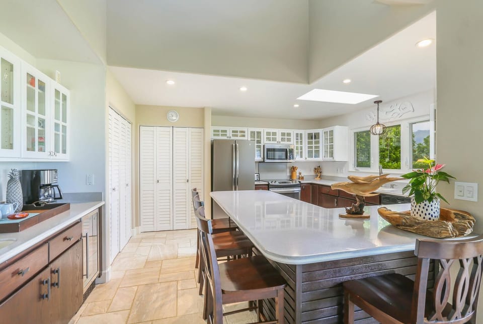 Keep the chef company at the breakfast bar while preparing fresh island meals.