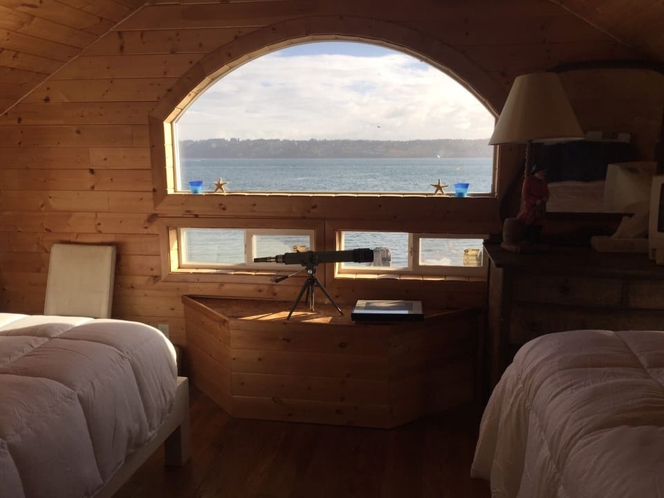 Crew's quarters - upstairs bedroom (queen and full beds