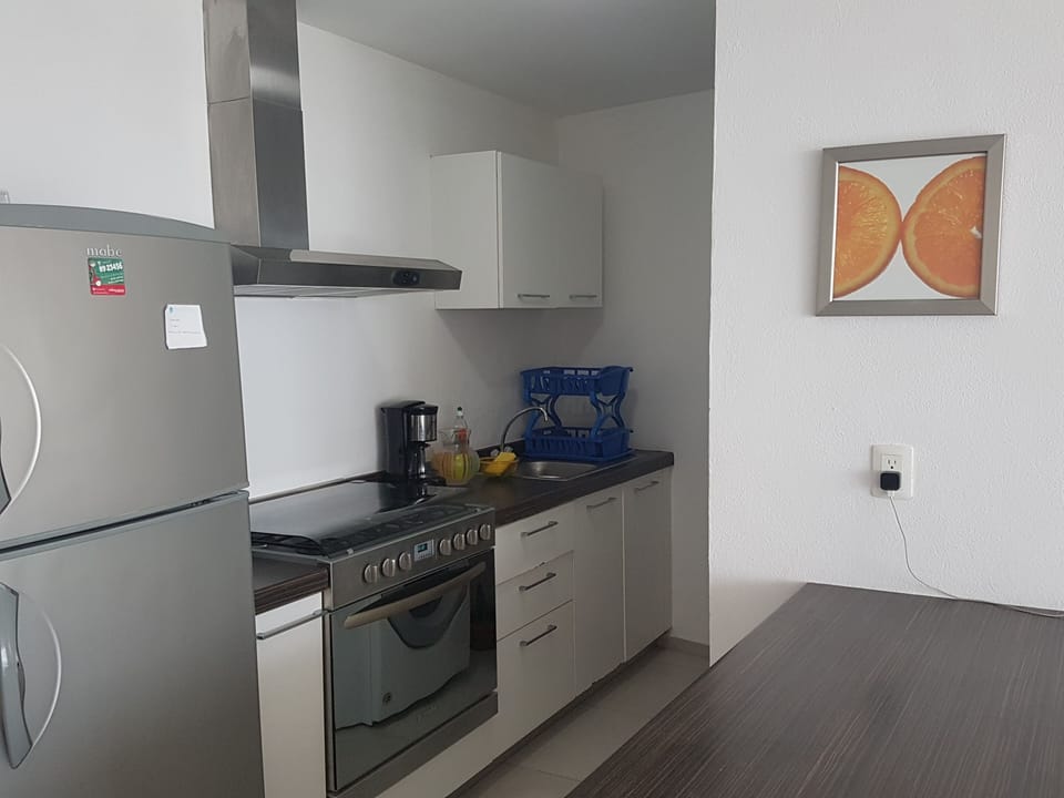 The fullly equipped kitchen area. 