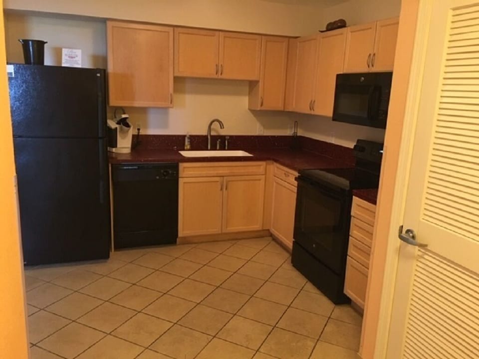 Full kitchen as you walk in to the unit....
