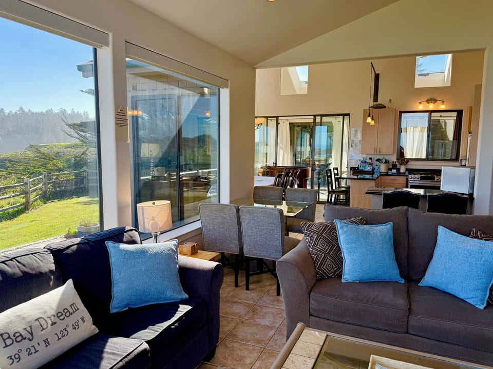 Comfy great room flows into kitchen and dining area 
