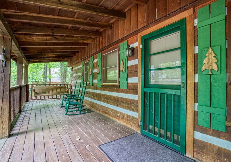 Cabin in Pigeon Forge "Back to Nature" - Covered entry deck