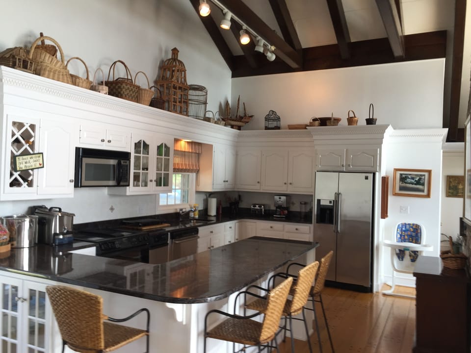 Fully equipped kitchen w granite, stainless, keurig and trad'l coffee makers, DW