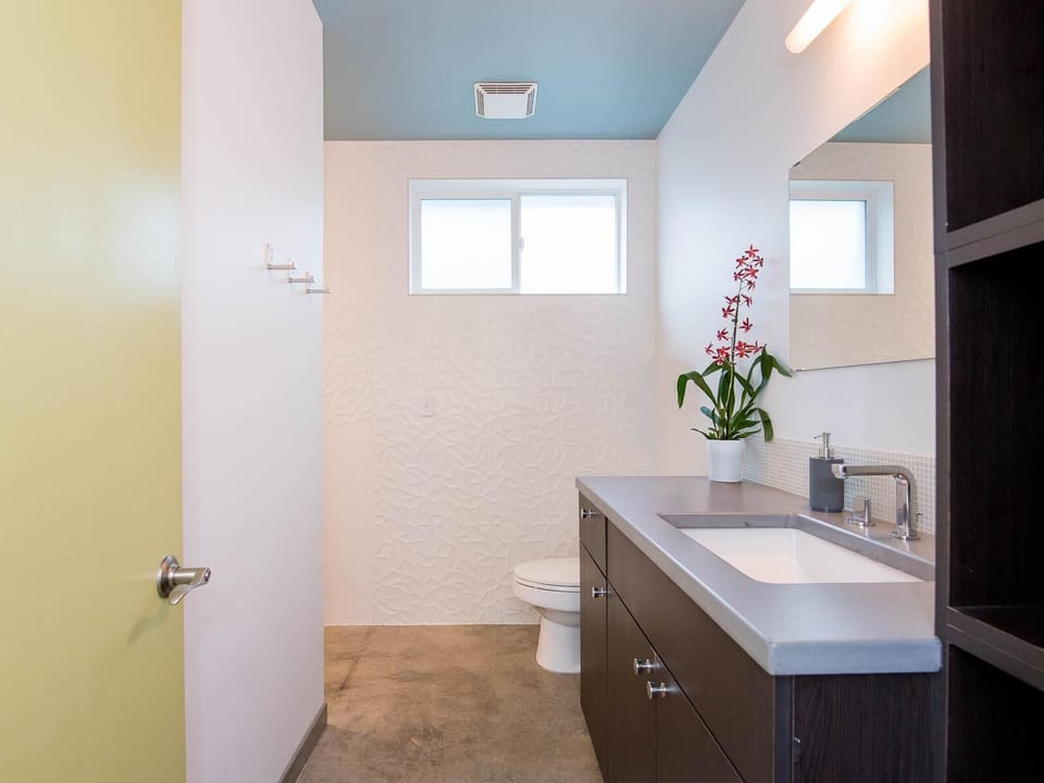 Full bathroom with plenty of space. We provide shampoo, conditioner, body wash, hair dryer.