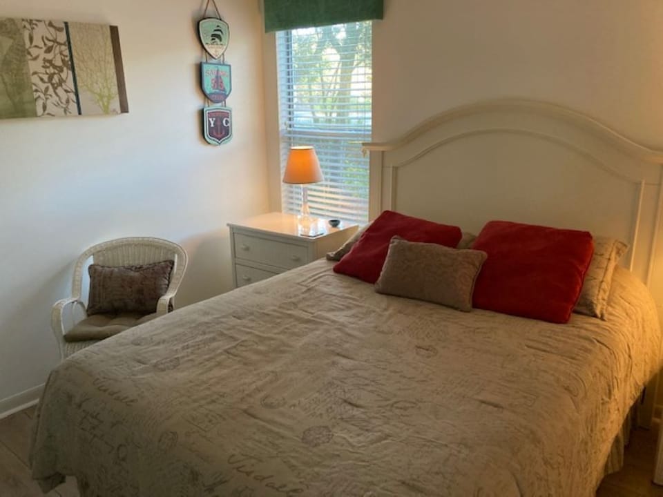 2nd bedroom, queen bed, private hallway with bathroom.
