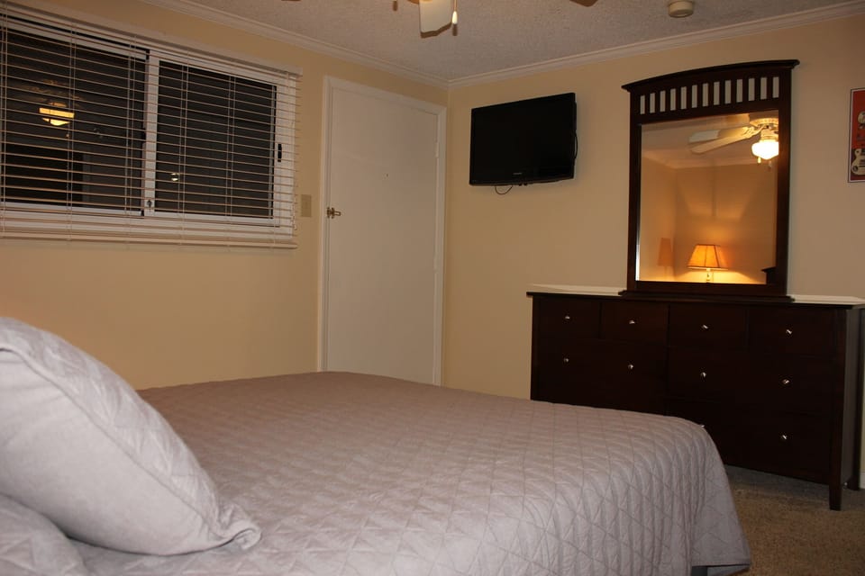 Master Bedroom w/TV