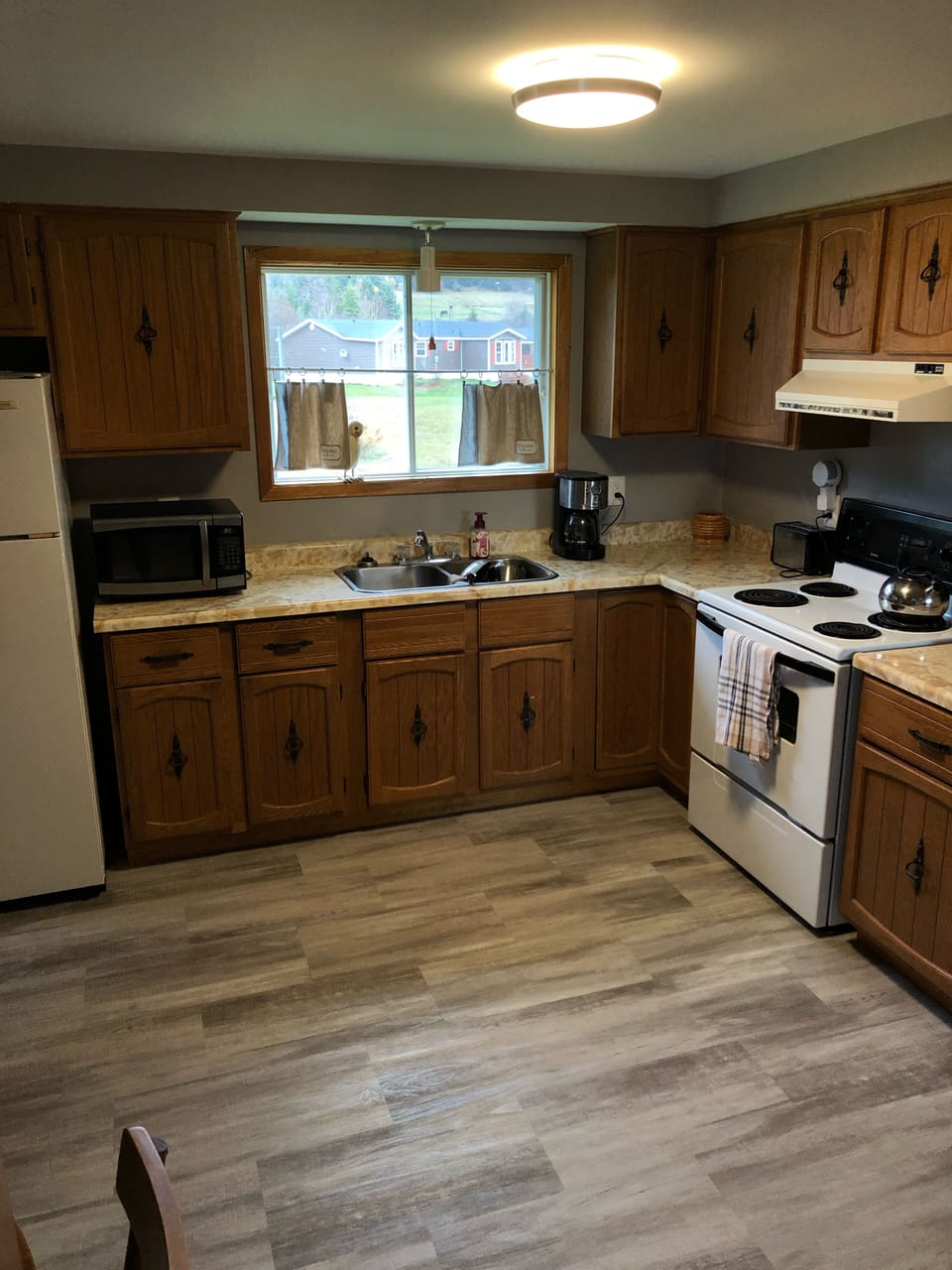 Large country kitchen.