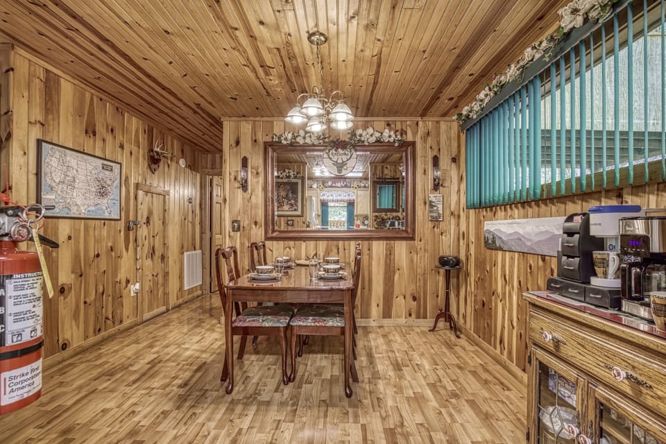 Wears Valley Cabin Rental - Deer to Dream - Dining area