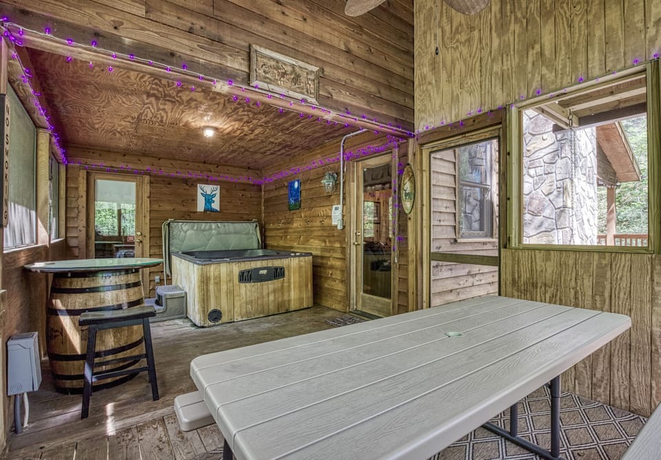 Tennessee Vacation Rental - Deer to Dream - Screened in back deck with picnic table