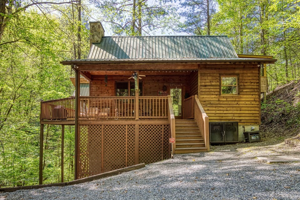Pigeon Forge Cabin Rental - Deer to Dream - Parking area