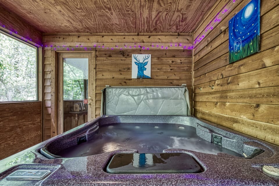 Vacation Rental in the Smokies - Deer to Dream - Hot tub