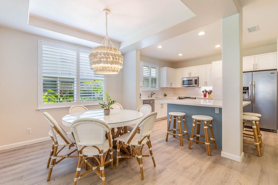 Seamless flow from dining to chef-ready kitchen