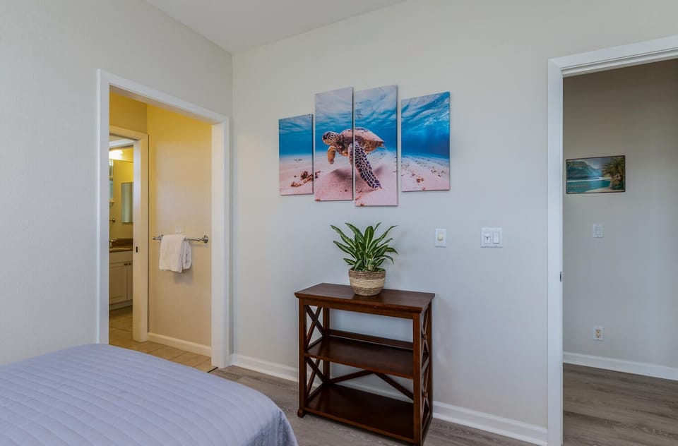 Bright entryway with island-inspired artwork