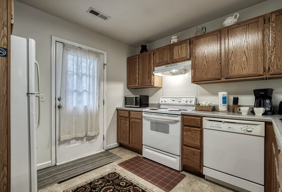 Budget Friendly Cottage in the Smokies "Henderson's Riverside" - Fully furnished kitchen