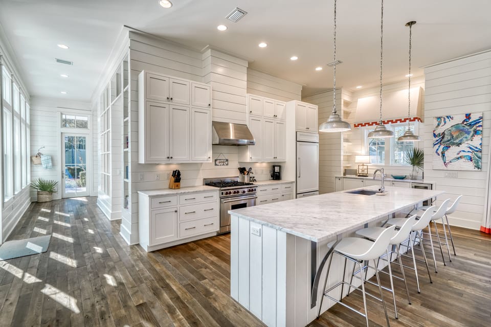 Kitchen & Bar Area