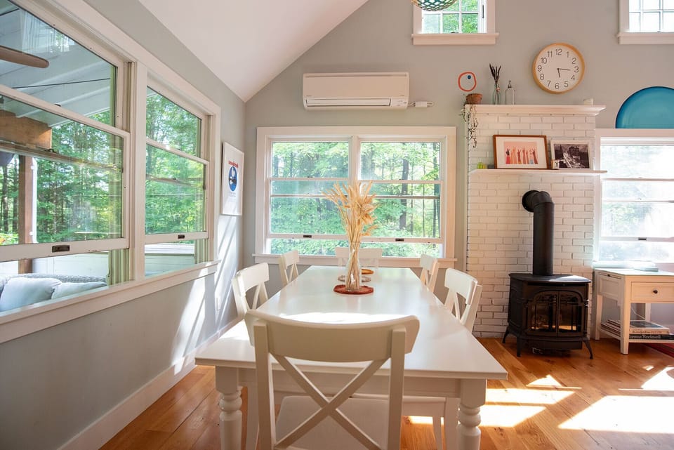 Living Room/Dining Area
