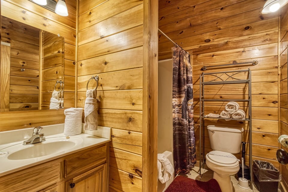 Pigeon Forge Cabin "Down by the River" - Bathroom 1