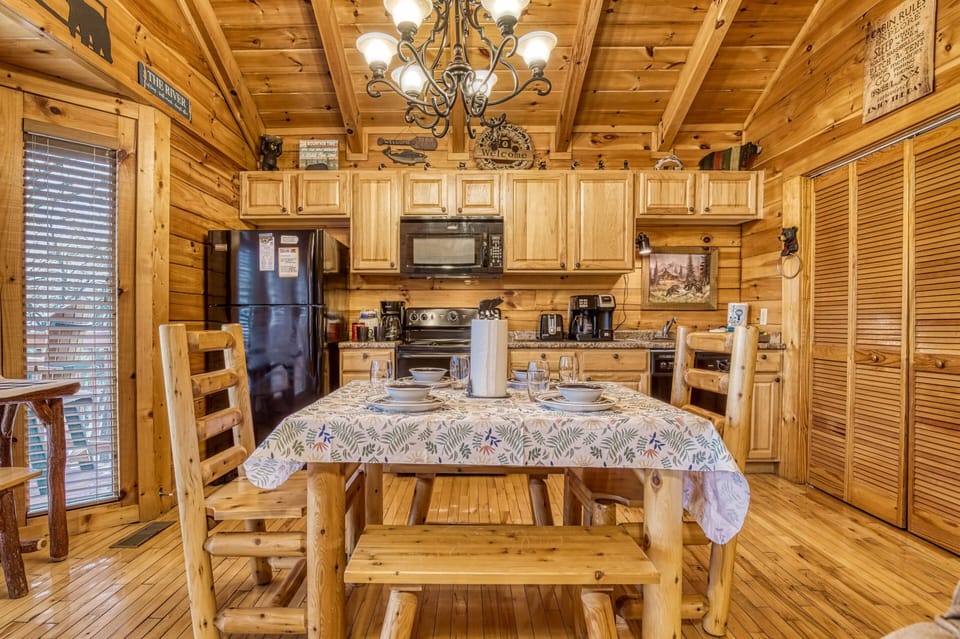 Pigeon Forge Cabin by the River "Down by the River" - Dining table