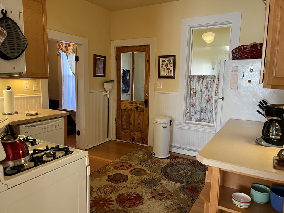 Full Kitchen with gas stove & dishwasher