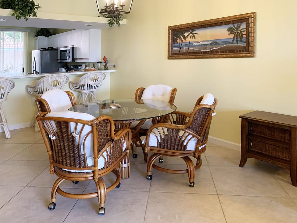 Dining Area and Kitchen Bar