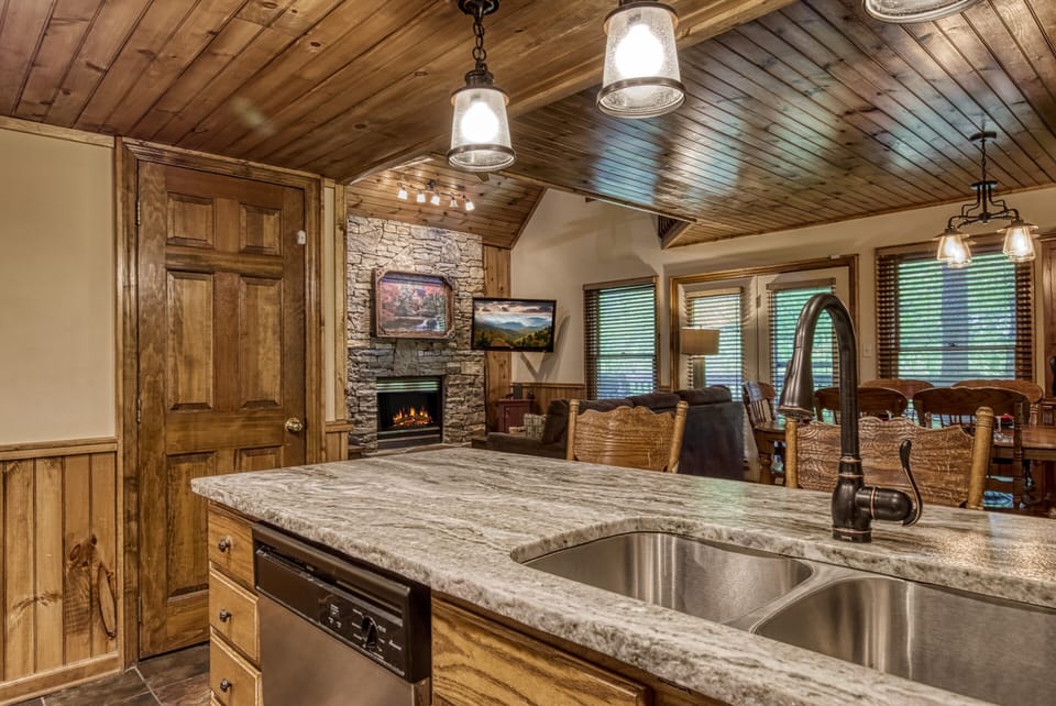 Tennessee Cabin - Mountain Side - Bar top with granite countertop