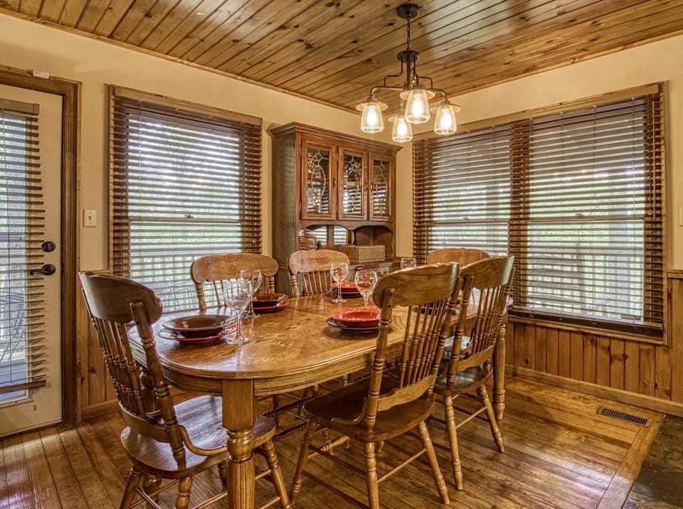 Tennessee Cabin - Mountain Side - Dining area