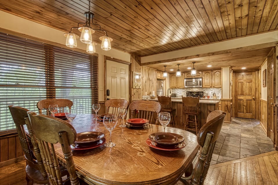 Cabin in the Smokies - Mountain Side - Dining area and kitchen