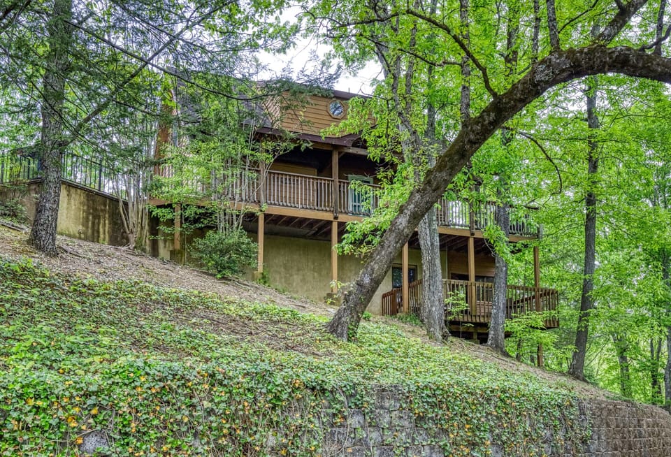 Pigeon Forge Cabin - Mountain Side