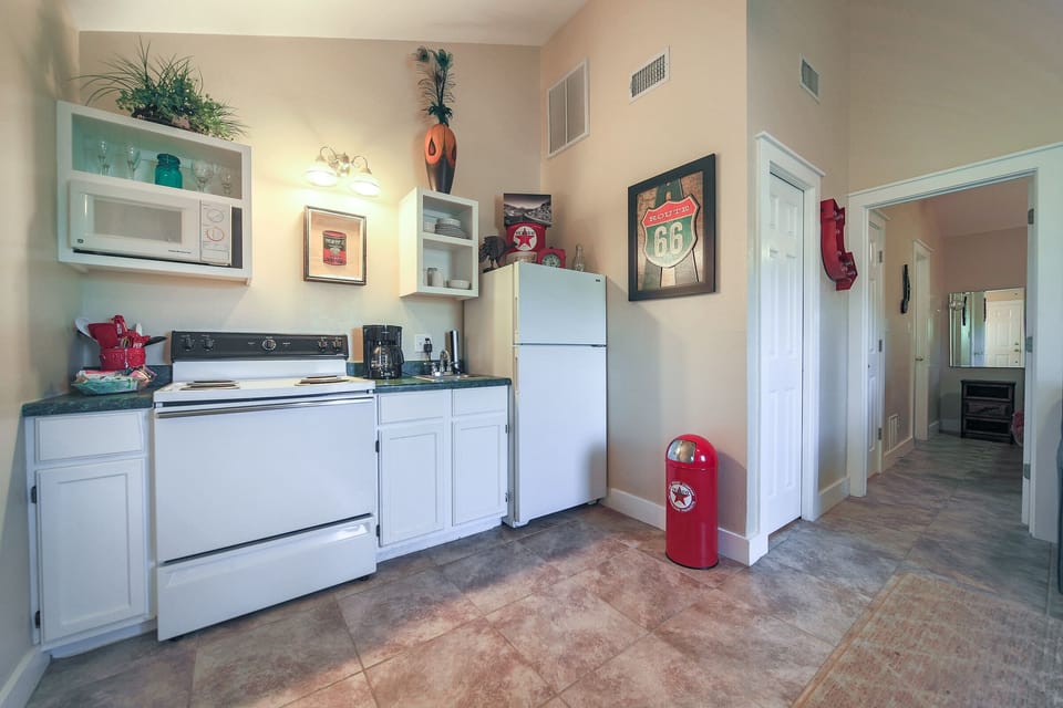 Suite 4- Kitchenette- Pots n Pans n plates n silverware Fully Stocked to Enjoy 
