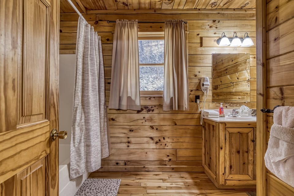 Pigeon Forge Family Cabin "Katies Lodge" - Main level bathroom