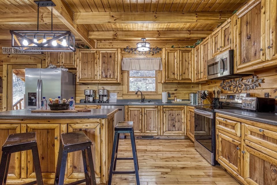 Pigeon Forge Cabin "Katies Lodge" - Fully furnished kitchen with kitchen island