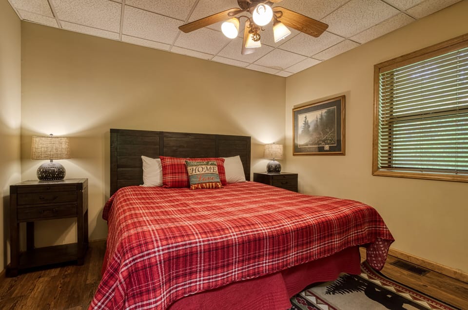 Pigeon Forge Family Friendly Vacation Rental "Best Time Ever" - Lower level bedroom with king size bed