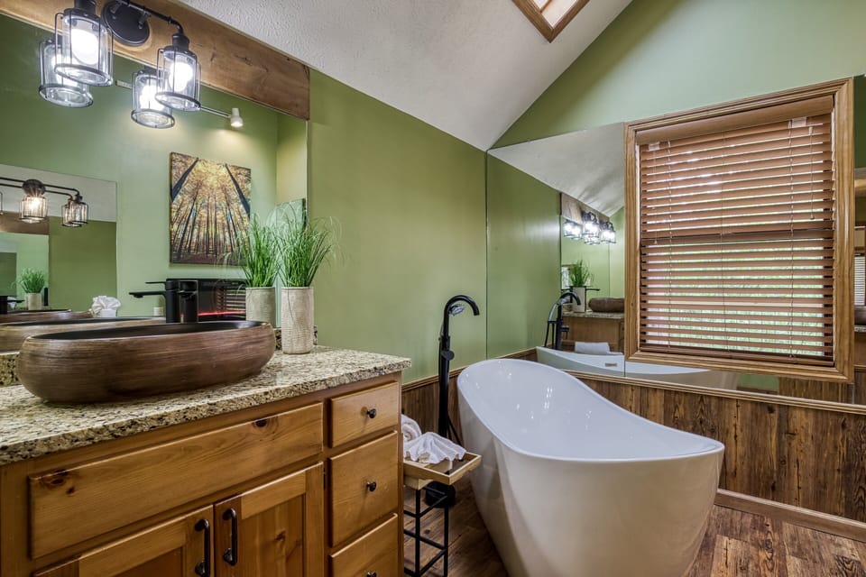 Smoky Mountain Family Friendly Cabin "Best Time Ever" - Upper level bathroom with spa soaking tub