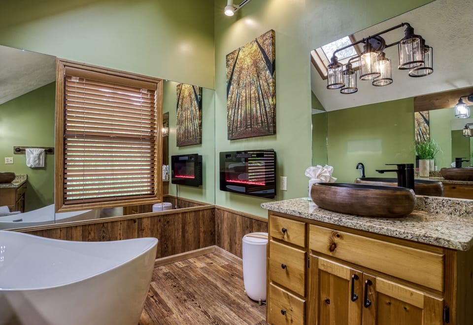 Smoky Mountain Family Friendly Cabin "Best Time Ever" - Upper level bathroom with spa soaking tub