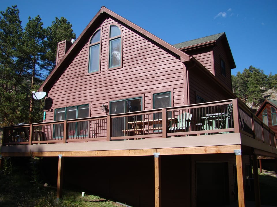 Side of Home w/ Deck 