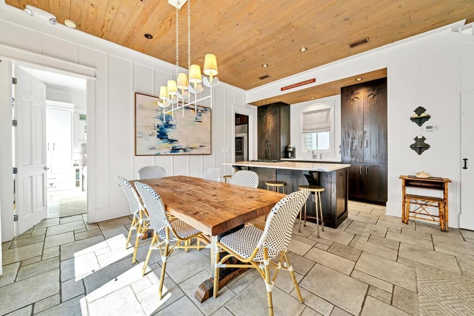 Seating for 6 at Dining Table