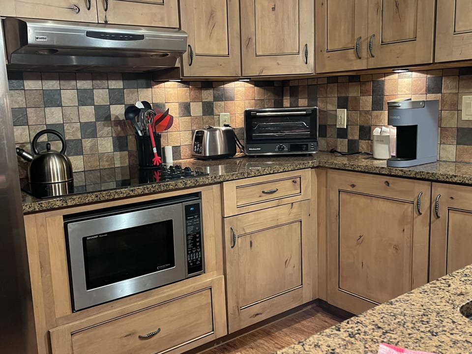 The electric cooktop and convection/microwave oven
