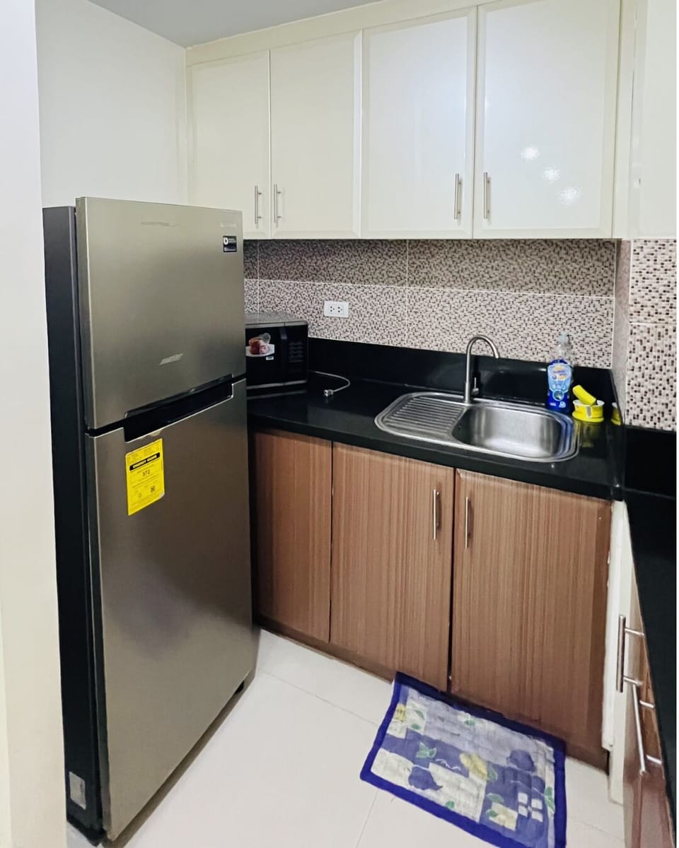 Family Room | Private kitchen | Fridge, stovetop, cookware/dishes/utensils