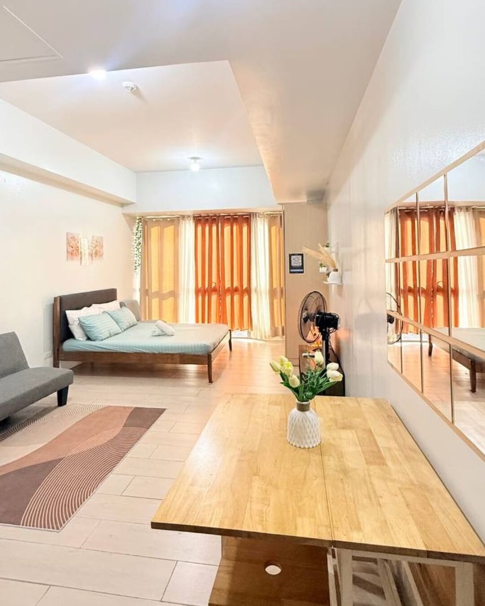 Deluxe Studio | Living area | Flat-screen TV