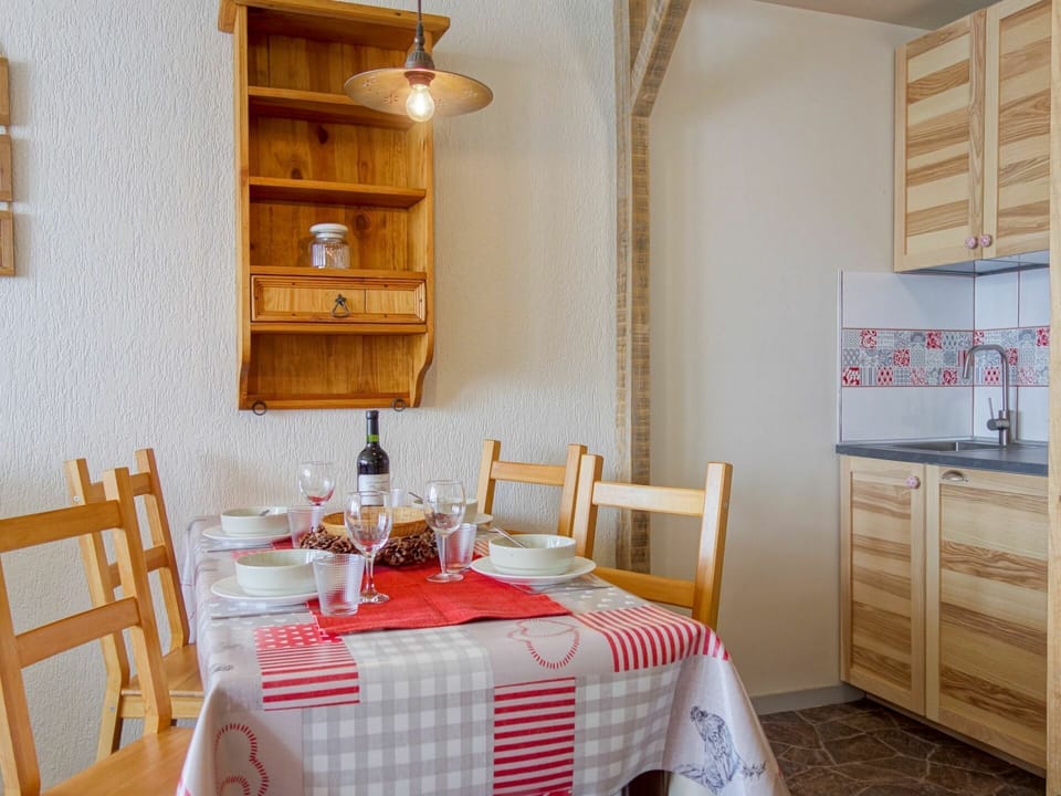 Table, Furniture, Cabinetry, Property, Chair, Wood, Interior Design, Textile, Lighting, Tablecloth