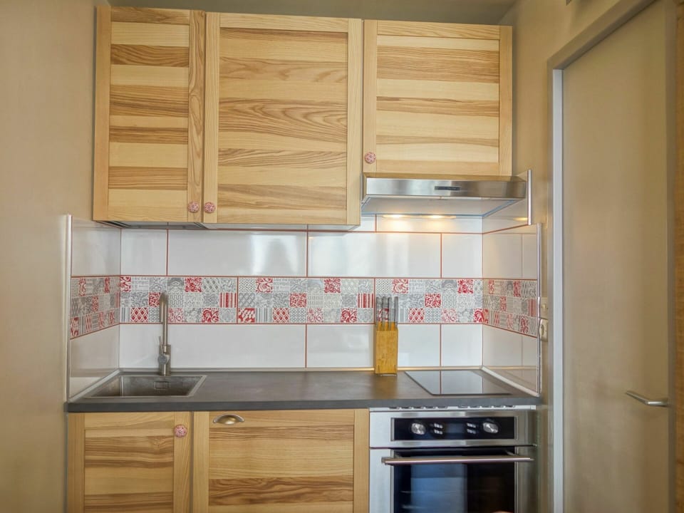 Cabinetry, Property, Kitchen Sink, Countertop, Building, Kitchen Appliance, Sink, Wood, Kitchen Stove, Kitchen
