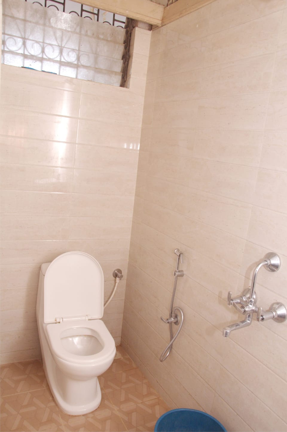 Shower, free toiletries, towels