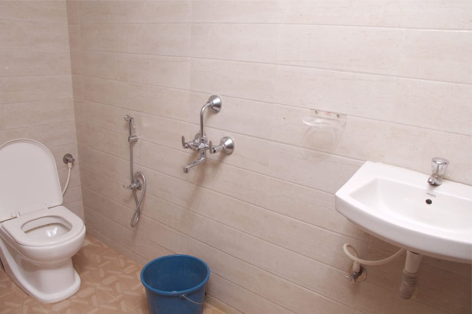 Shower, free toiletries, towels