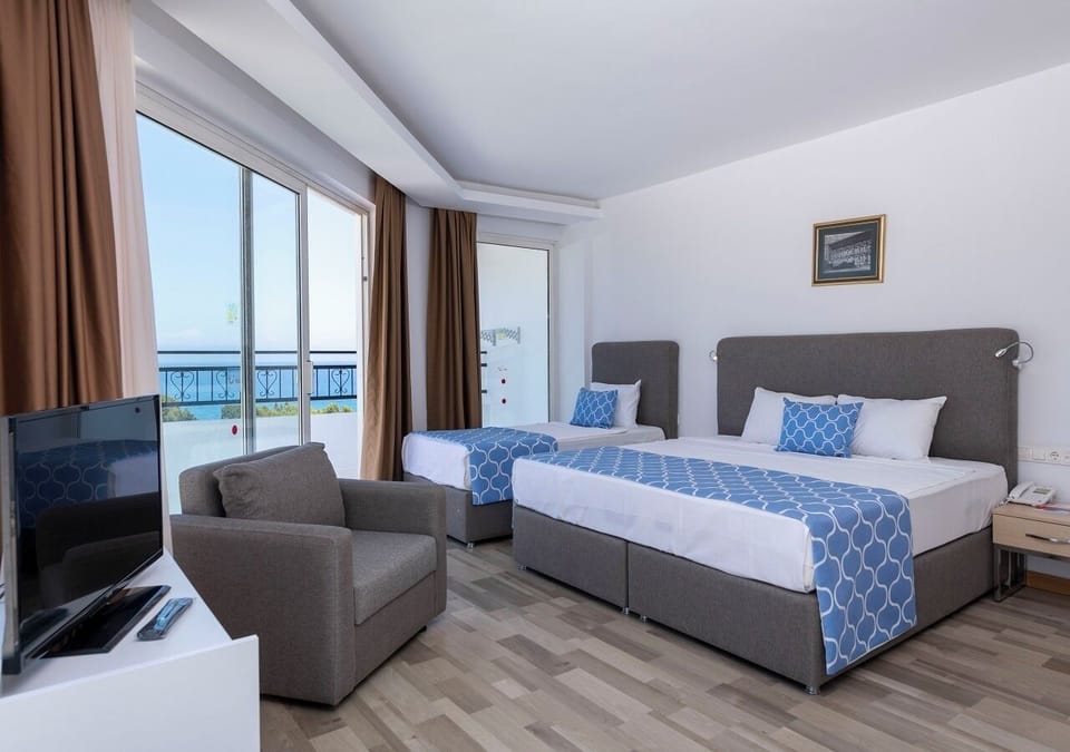 2 bedrooms, minibar, in-room safe, desk