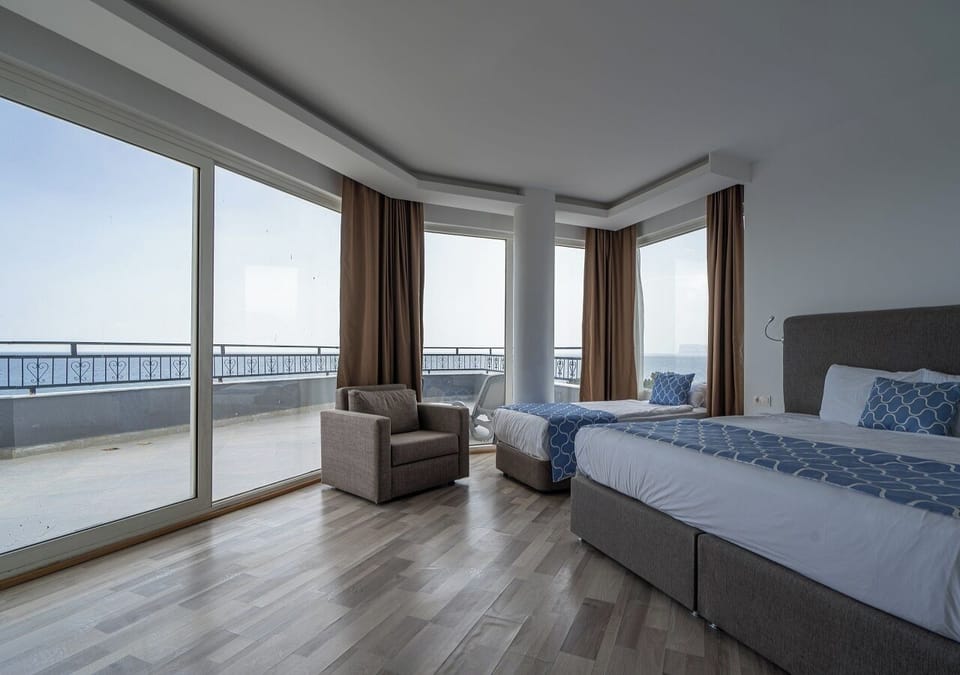 2 bedrooms, minibar, in-room safe, desk
