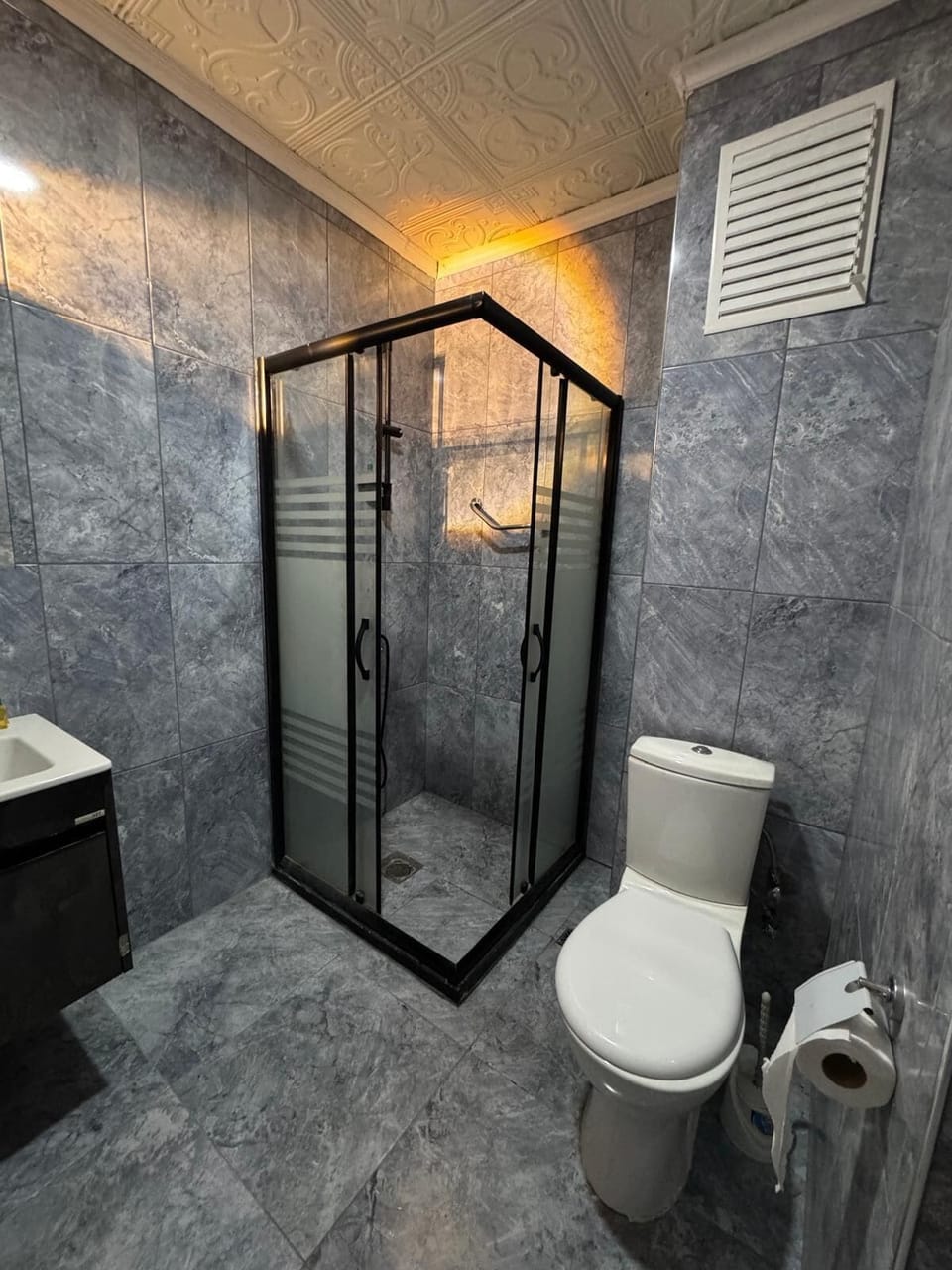 Family Room | Bathroom | Shower, free toiletries, hair dryer, slippers