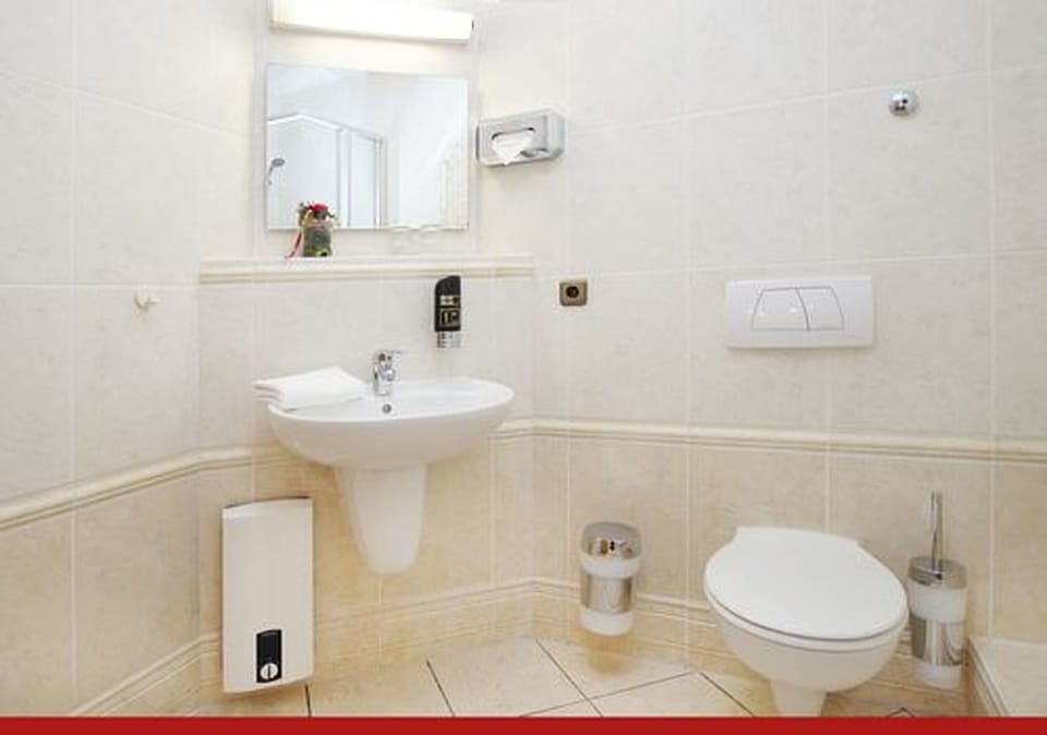 Family Condo | 2 bedrooms, blackout drapes, free WiFi, bed sheets