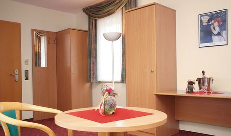 Apartment | 2 bedrooms, blackout drapes, free WiFi, bed sheets