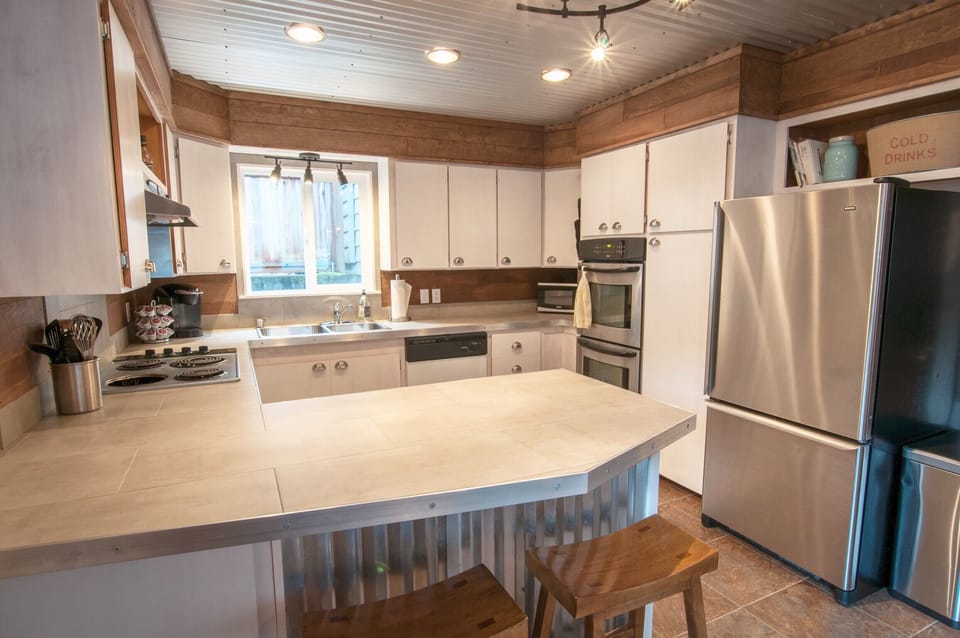 Full kitchen with double oven and dishwasher!